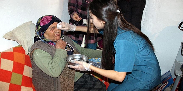 Lise öğrencilerinden yaşlılara bakım hizmeti