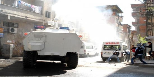 Diyarbakır'da polislere taşlı saldırı