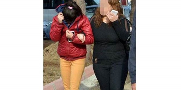 Liseli kızlar hırsızlık yaparken yakalandı