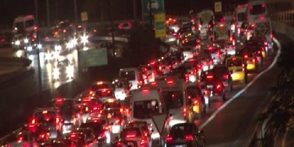 stanbul'da trafik younluu uzun kuyruklar oluturdu