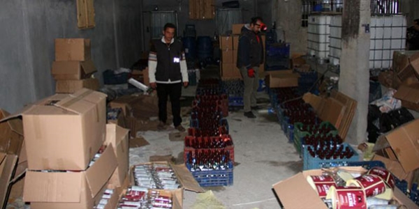 Adana'da yılbaşı öncesi 5 ton 10 bin şişe sahte içki yakalandı