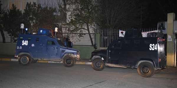 Bağcılar'da polis aracına ateş açıldı