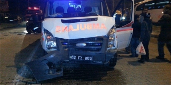Ambulans ile otomobil çarpıştı: 3 yaralı