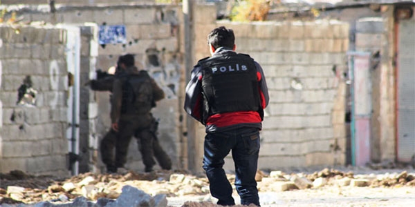 Sur'da çatışmalar sürüyor: 1 polis yaralı