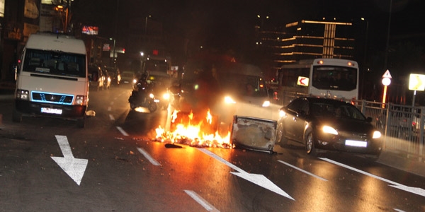 İstanbul'da terör örgütü yandaşları yol kapattı