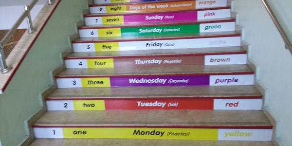 Bu okul'da merdivenler bilgi dolu