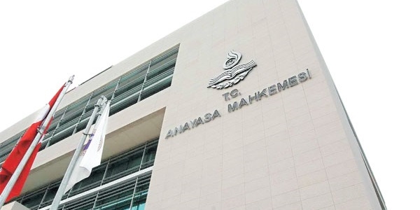AYM uzman personelle ilgili maddeyi iptal etti