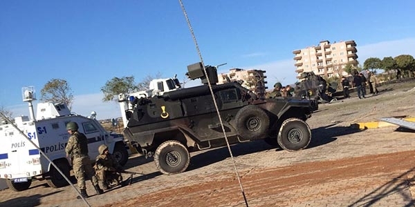 Mardin'de z�rhl� arac�n ge�i�i s�ras�nda patlama