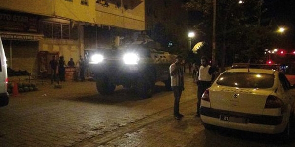 Diyarbakr'da polis ekiplerine silahl saldr