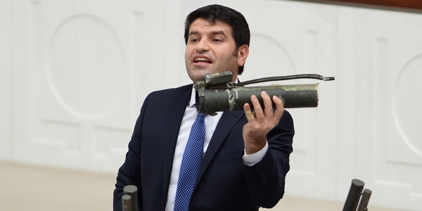 HDP'li vekil kürsüye lav silahı parçasıyla çıktı
