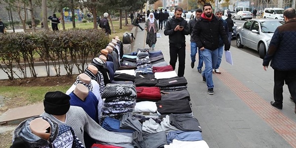 Terör mağduru esnaf işportacı oldu