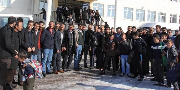 İŞ-KUR eleman vermedi, okul çöplüğe döndü, veliler isyan etti