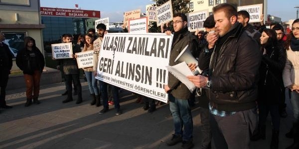 Üniversitelilerden toplu ulaşımda 'zam geri alınsın' eylemi