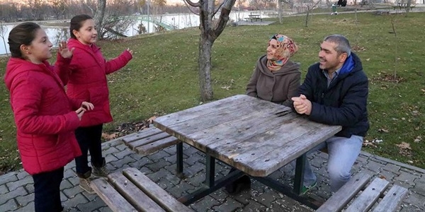 Anne-babalarına 'seslerini duyurmak' istiyorlar
