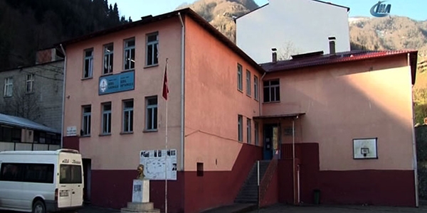 Öğretmen 8 yıldır rapor alarak okula gitmiyor iddiası