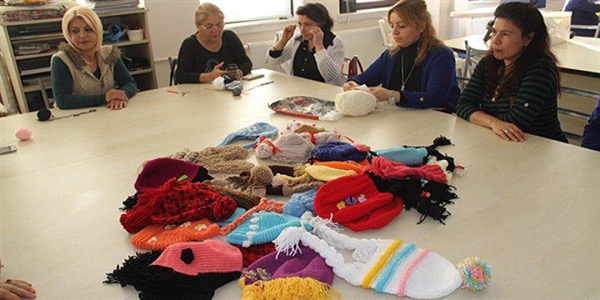 Kemoterapiden saçları dökülen çocuklara 'saçlı bere'