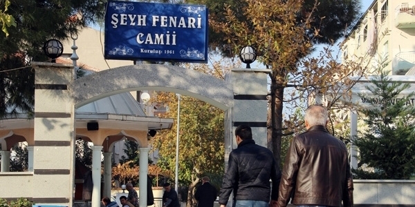 Merkezi ezan frekansına giren kişiler, halka şarkı dinletti