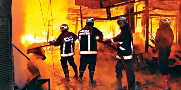 Ankara'da halk pazarında yangın: 250 işyeri yandı