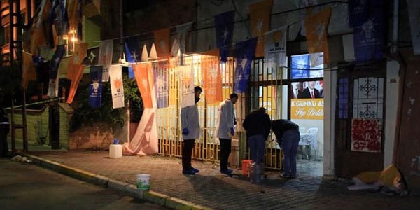 Taksim'de AK Parti Seçim İrtibat Bürosu'na saldırı
