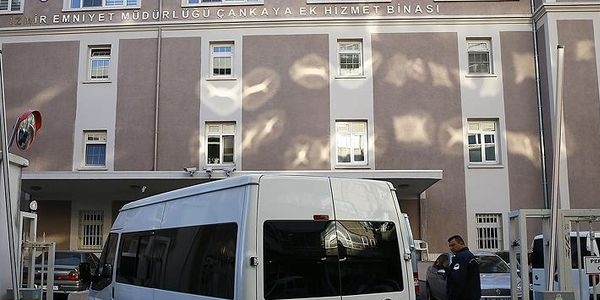 İzmir'deki 'paralel yapı' operasyonunda 10 tutuklama