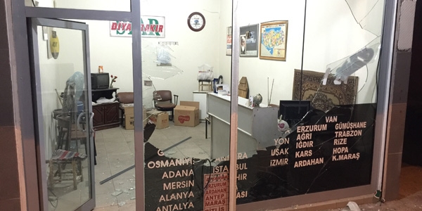 Diyarbakır'da zırhlı polis aracına bombalı saldırı