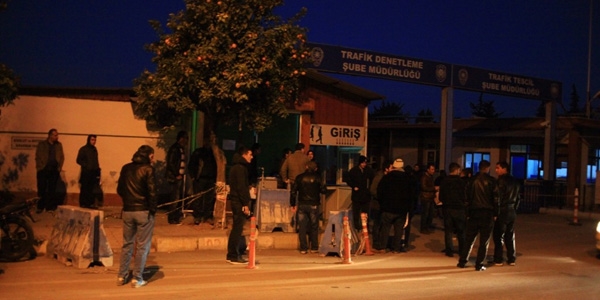 Ehliyetlerini alabilmek i�in sabaha kadar n�bet tuttular