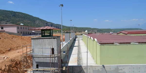 �KM ile mahkum kavga etti, ko�u� ate�e verildi