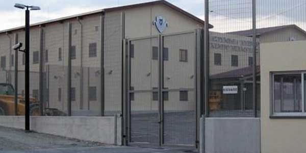 Bir infaz koruma memuru, mahkumlarca darbedildi