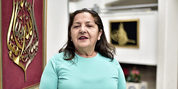 Eserlerinin geliriyle öğrencilere burs veriyor