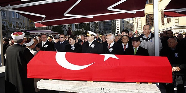 Emekli Oramiral Ulusu'nun cenazesi İstanbul'da toprağa verildi