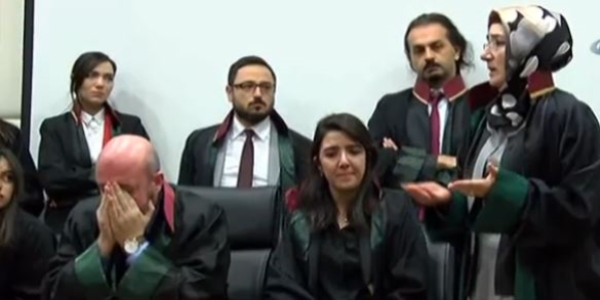 Şiddete mağruz kalan çocukların avukatları gözyaşlarını tutamadı
