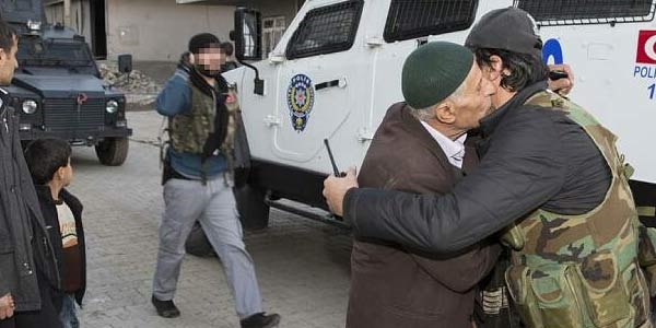 Sur'da Hendek yıkan kucaklaşma