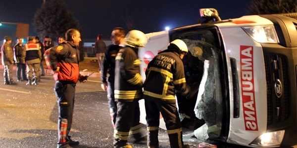 Hasta taşıyan ambulans kaza yaptı: 5 yaralı
