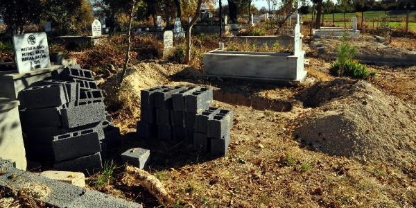 İki gün önce salası verilip mezarı kazılan emekli öğretmen bugün öldü