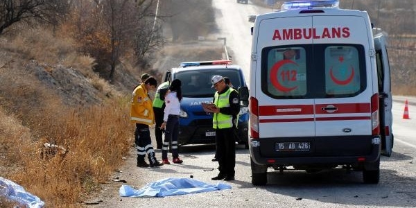 Üniversiteli, motosikletiyle TIR'ın altına girip öldü