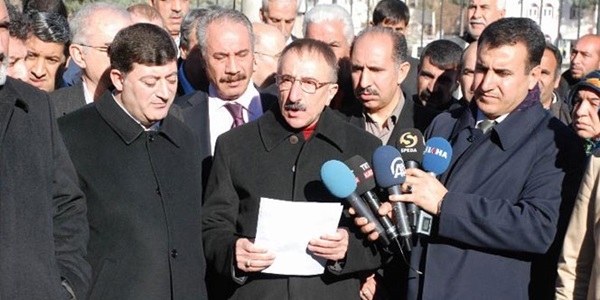 Diyarbakır'da 'hendek' tepkisi