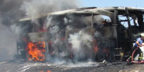 Hakkari'de otobüs ateşe verildi