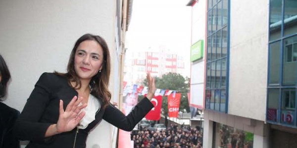 Milletvekilinin aracında ensesinden vuruldu iddiası