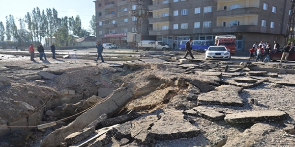 Yüksekova'da polis aracına bombalı saldırdı