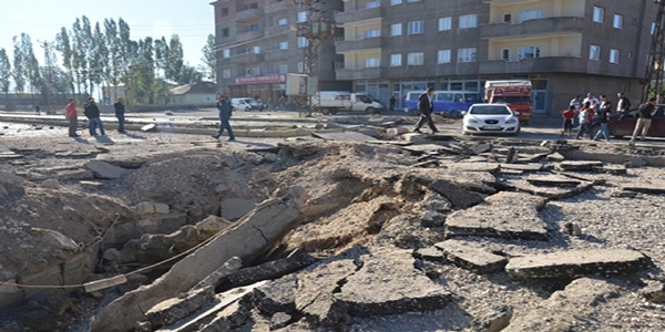 Yksekova'da polis aracna bombal saldrd