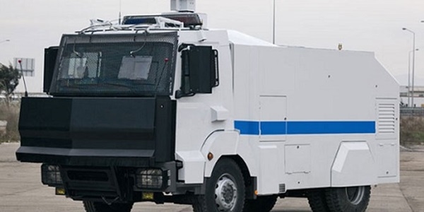 TOMA �of�r�, polis kalkanlar� aras�nda nikah masas�na oturdu