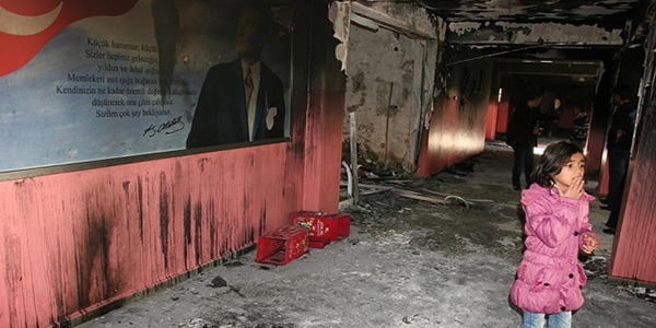 Teröristler, öğretmenleri tehdit ediyor