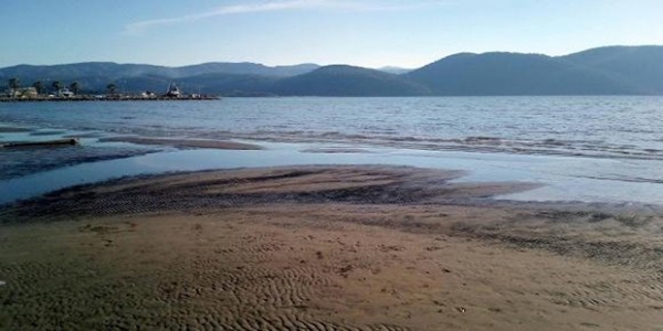 Akyaka Sahili'nde deniz suyu 20 metre çekildi