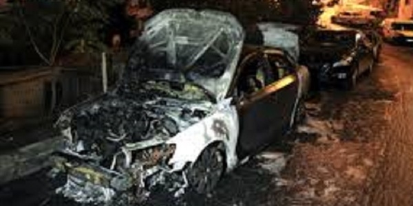 Ter�r �rg�t� yanda�lar� ara�lar� kundaklad�