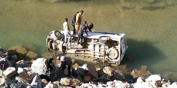 Hakkari'de minibüs dereye yuvarlandı: 1 ölü, 13 yaralı