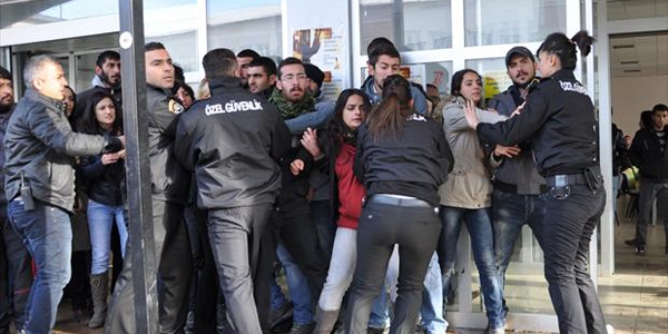Tunceli'de 2'si kız 3 üniversite öğrencisi gözaltına alındı