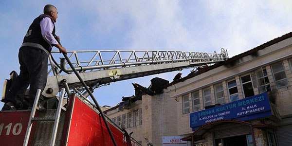 Teröristlerin yaktığı kütüphaneyi gençler yenileyecek
