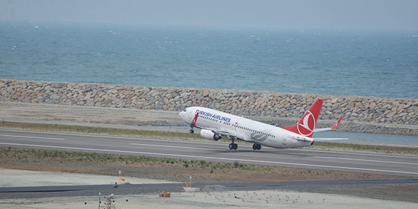 Denizdeki havalimanında yolcu sayısı 200 bini aştı