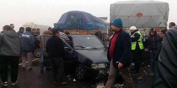 Sis zincirleme kazaya yol a�t�: 15 yaral�