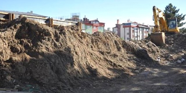 Toprak altında kalan 3 işçi hayatını kaybetti